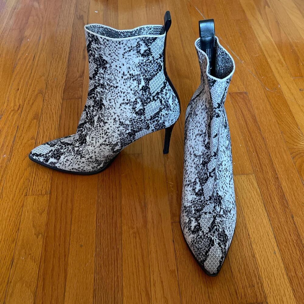 White and black snake print